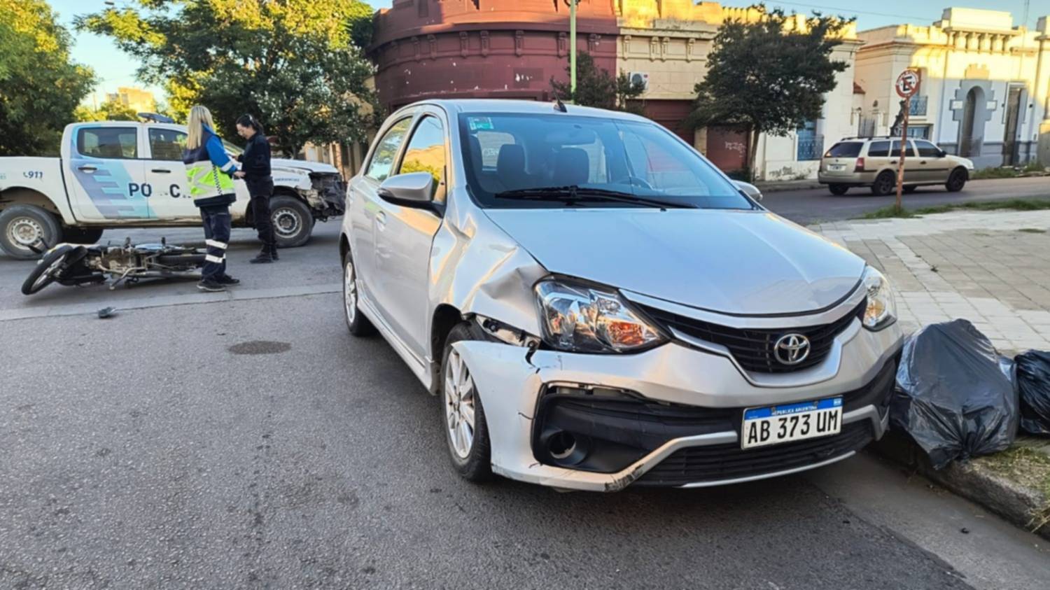 Chocaron un auto y una moto en la intersección de Almafuerte y Rondeau