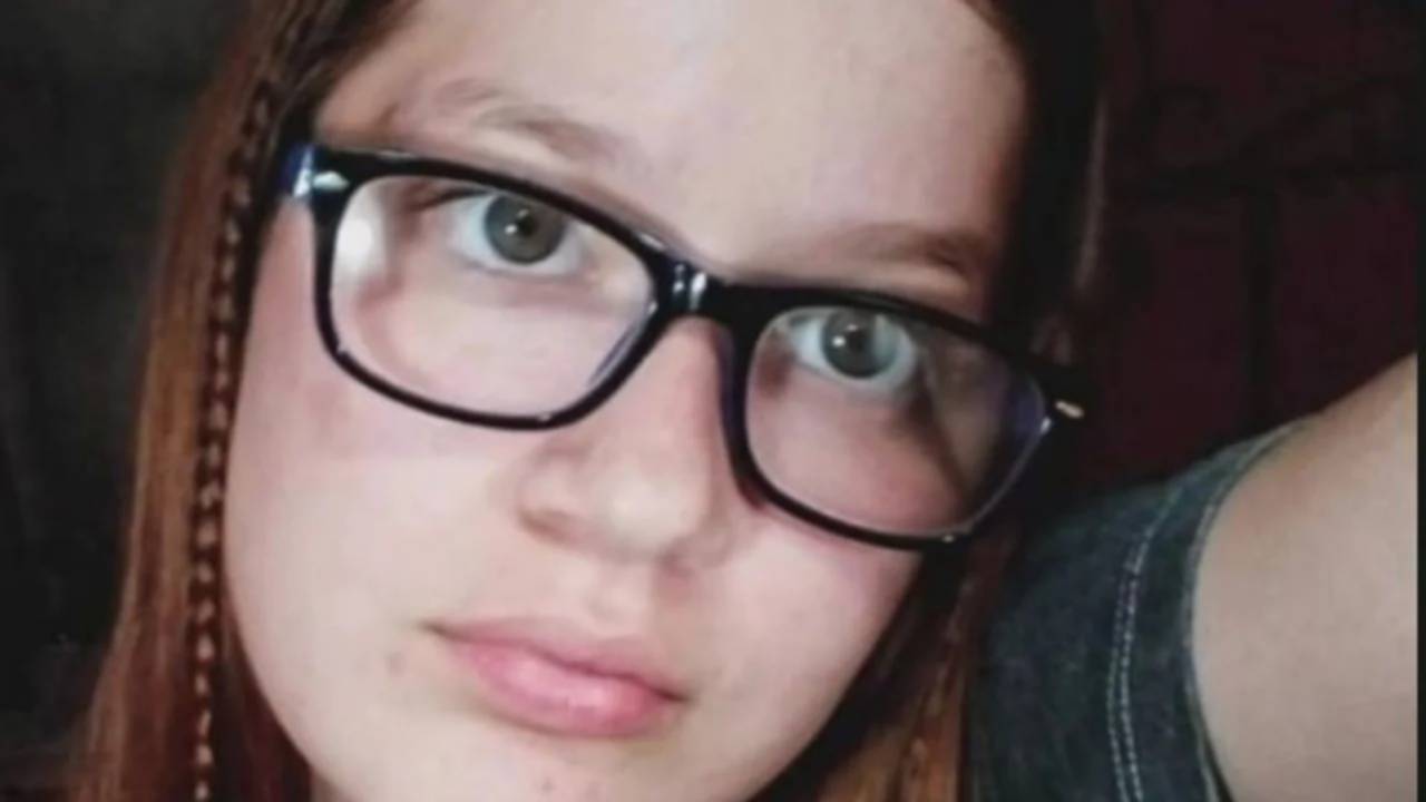 Muerte y fuga en Villa Elvira: buscan al conductor de una camioneta Chevrolet Meriva