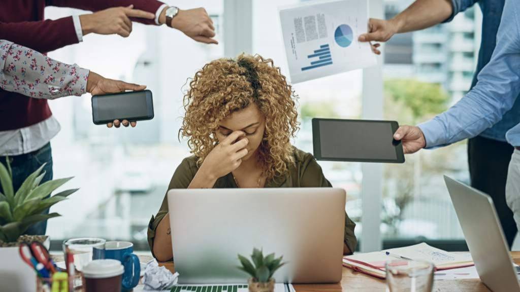 Cuando el trabajo abruma: estrategias para proteger la salud mental