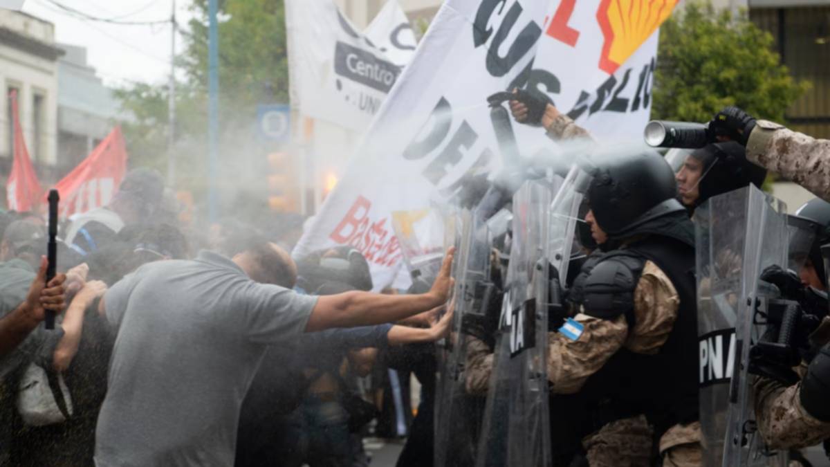 Incidentes frente al Congreso en la marcha de la izquierda y organizaciones sociales