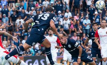 En un partidazo, Independiente Rivadavia le sacó el invicto a Independiente