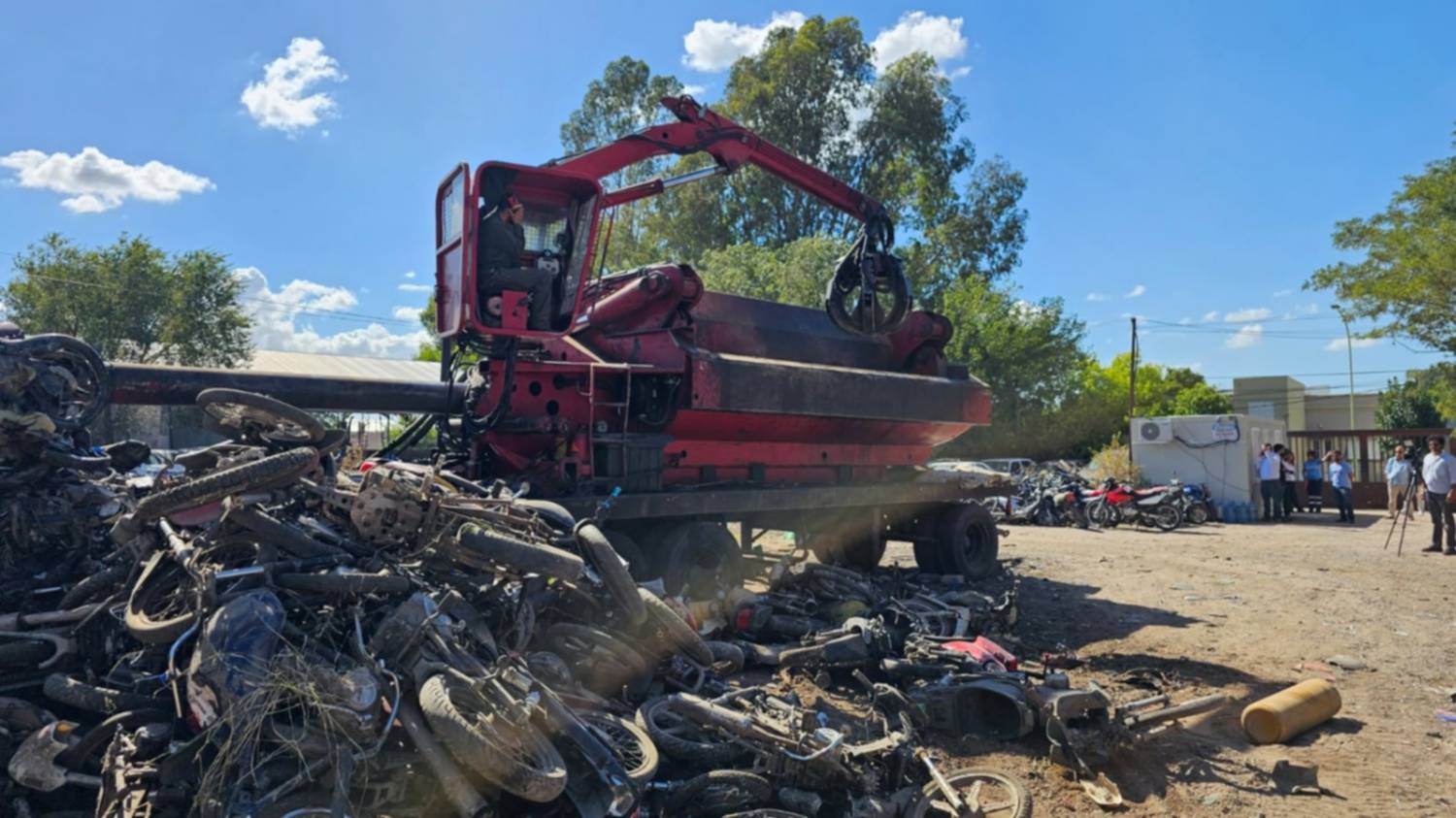 Vehículos abandonados: el Municipio compactó "más de 200 automóviles y 2 mil motocicletas"