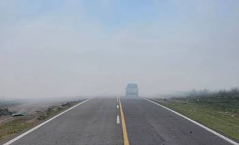 Una intensa columna de humo afecta a la ruta 249