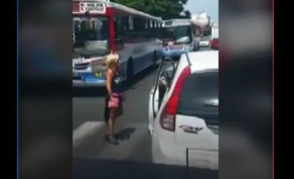 La Verdadera Historia Detrás Del Video De La Mujer Que Agrede Al Hombre En Plena Calle La Nueva 1407