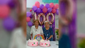 Las mellizas que cumplieron 100 a os y todo el pueblo lo festej