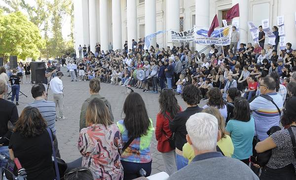 Se lleva a cabo el paro de docentes y no docentes de la UNS - La Nueva
