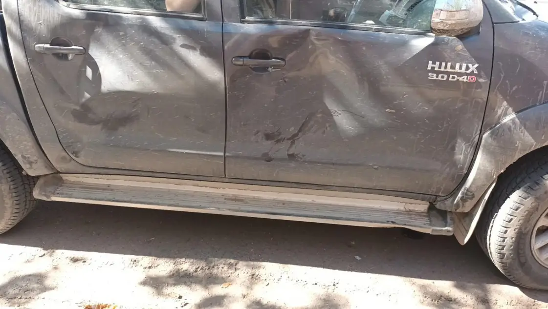 Un motociclista alcoholizado chocó contra una camioneta en el barrio Pacífico