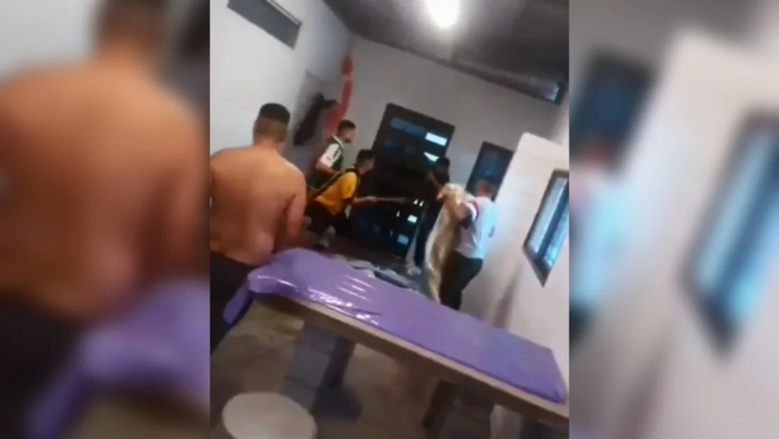 Video: feroz pelea a facazos entre presos en una cárcel de Melchor Romero Video: feroz pelea a facazos entre presos en una cárcel de Melchor Romero
