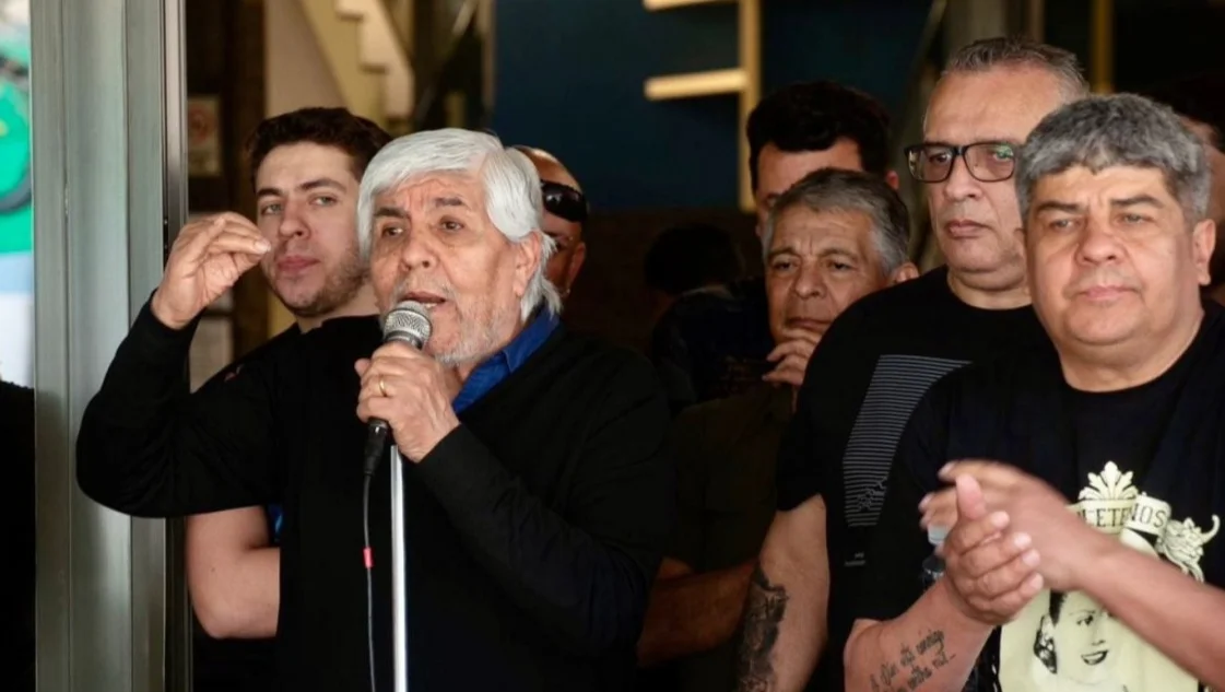 Hugo Moyano denuncia que YPF dejaría sin empleo a 2.000 camioneros Hugo Moyano denuncia que YPF dejaría sin empleo a 2.000 camioneros