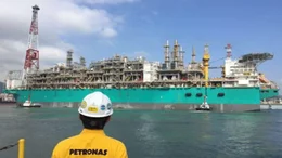 Podrían llegar a Bahía Blanca dos buques para producir GNL  y no se descarta un tercero