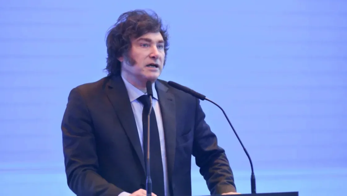 Milei dijo que dará de baja 70 mil contratos, pero el Gobierno habla de un número cinco veces menor Milei dijo que dará de baja 70 mil contratos, pero el Gobierno habla de un número cinco veces menor