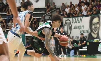 Por algo se empieza: Villa Mitre tuvo una gran noche ante Racing, en el primero de los seis de local 