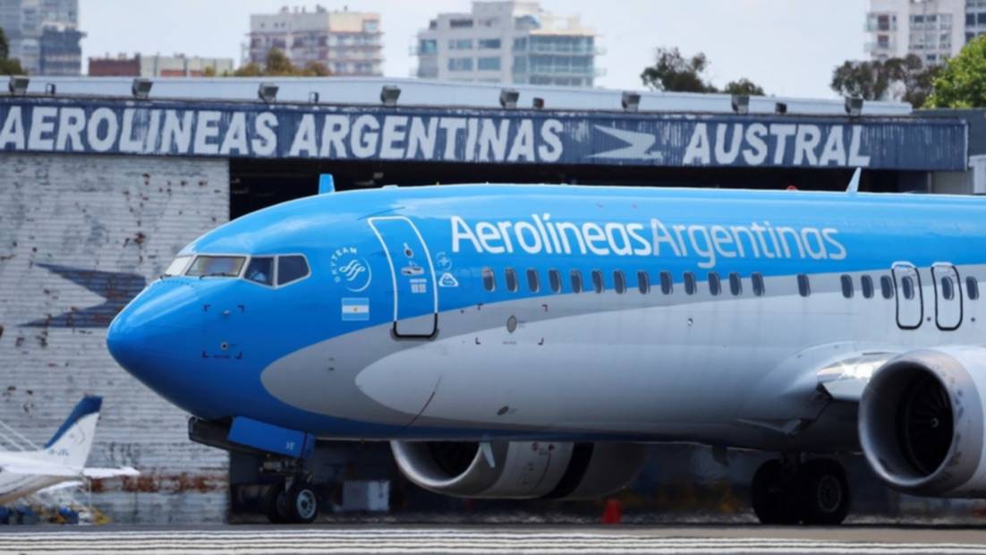 Millas truchas y pasajes a todo el mundo: cayó un influencer que estafó a Aerolíneas Argentinas