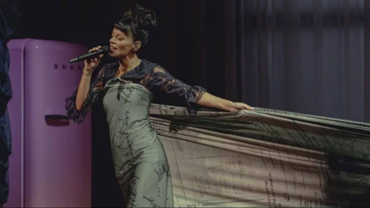 Lily Allen usó un vestido hecho con tickets de compras que su ex hizo para otras mujeres