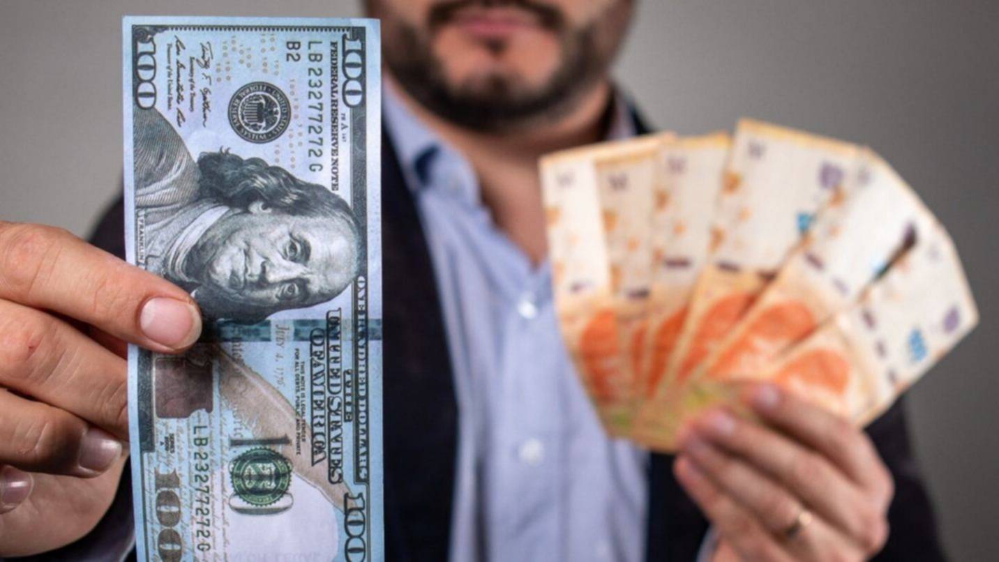 Los analistas dieron su pronóstico sobre el dólar y la inflación: qué dice el REM