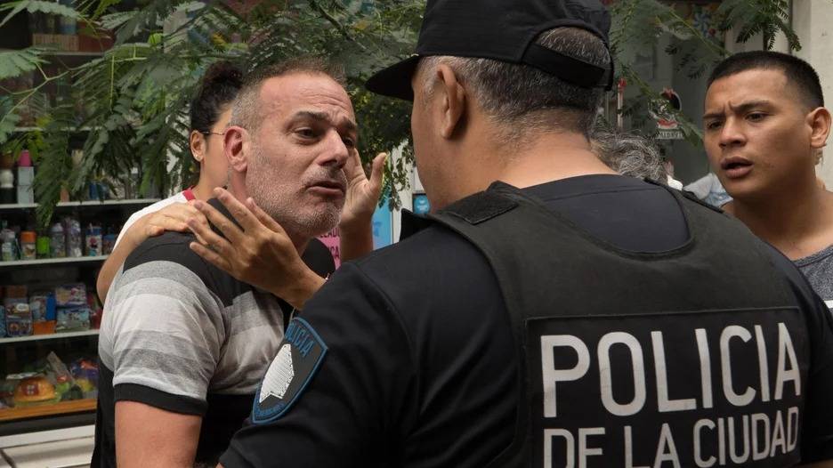 Tensión entre la Policía y los damnificados que intentaron entrar por la fuerza al edificio derrumbado