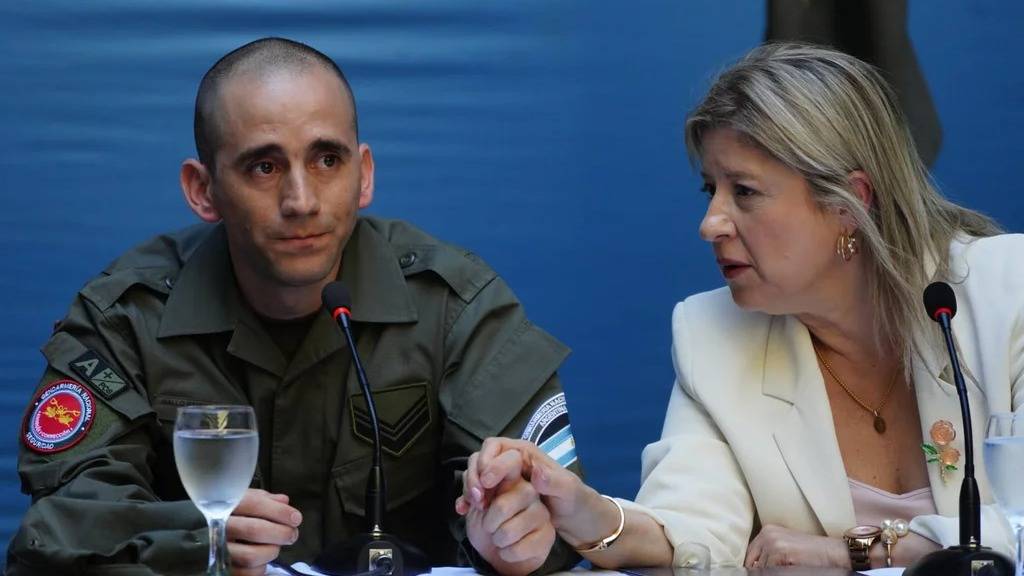 Nahuel Gallo participó del izamiento de la bandera mientras espera el alta médica