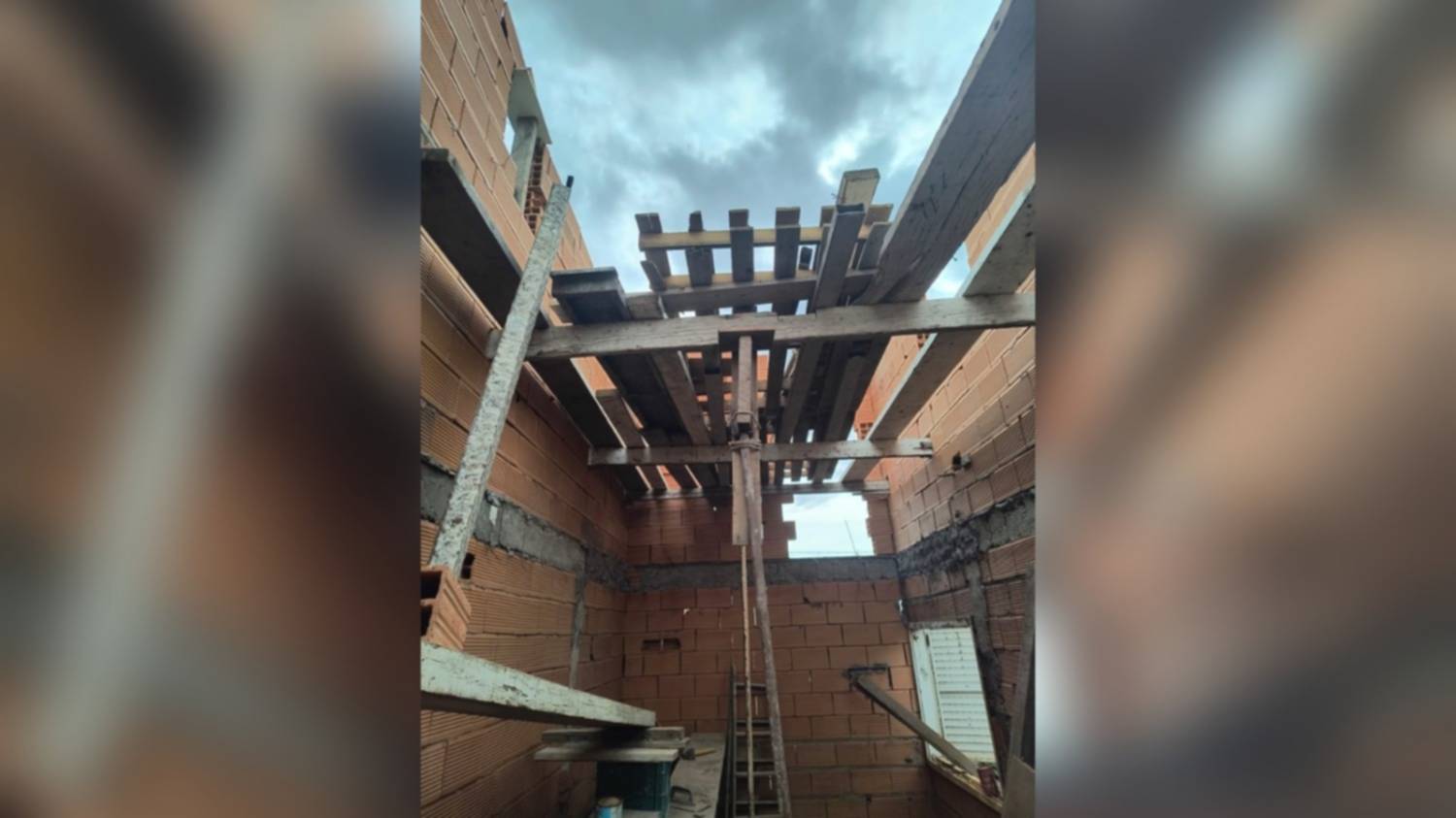 Un obrero cayó de un andamio mientras trabajaba en una vivienda de White