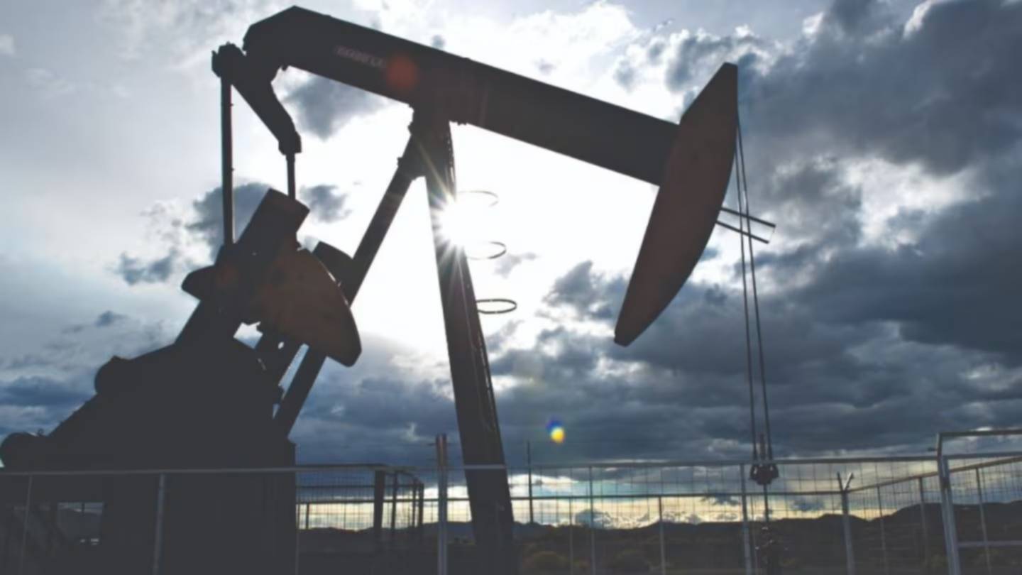 Mientras escala la guerra en Medio Oriente, el petróleo superó los US$100 por primera vez desde 2022