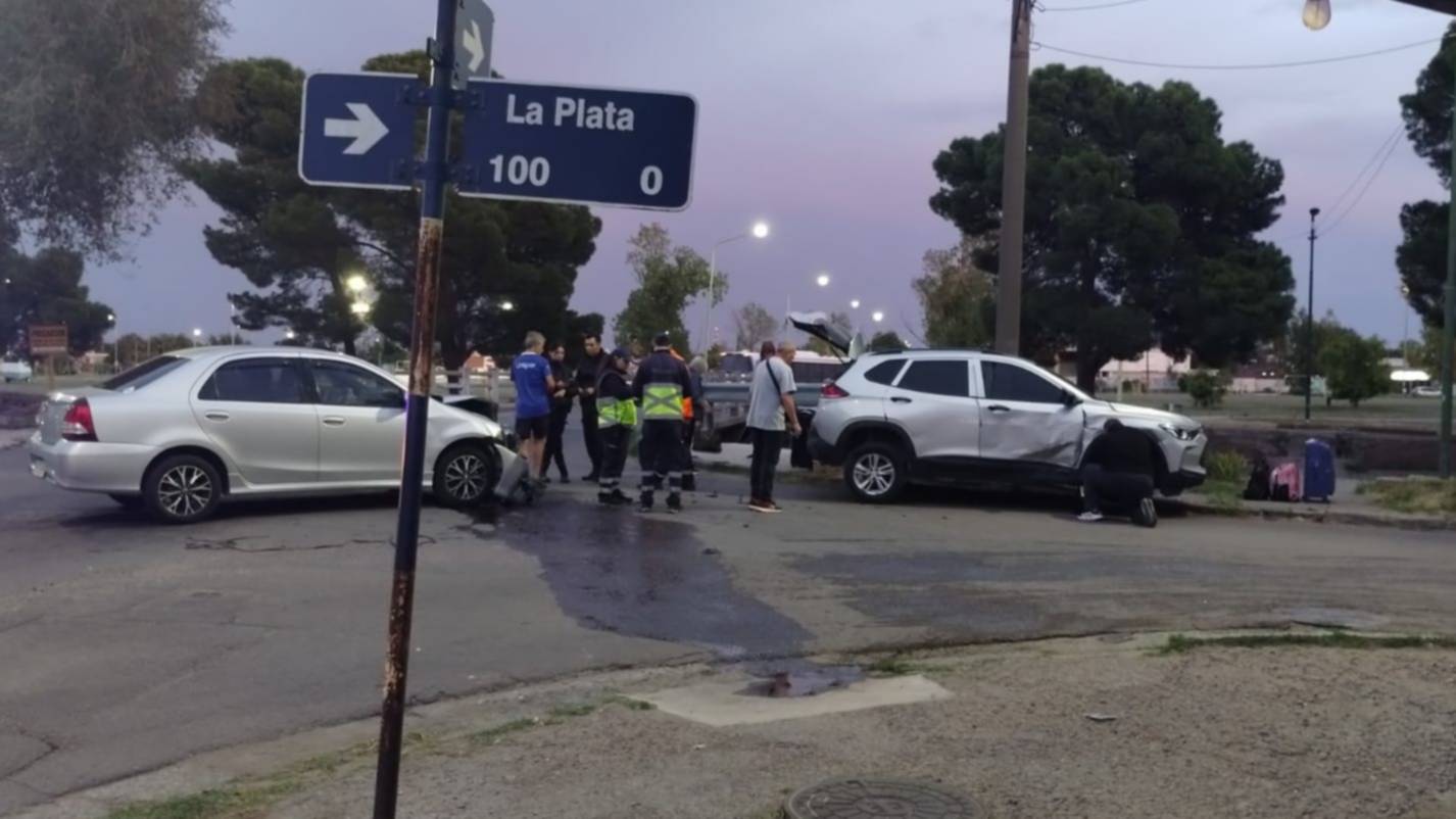 Chocaron dos automóviles en avenida La Plata y Vieytes