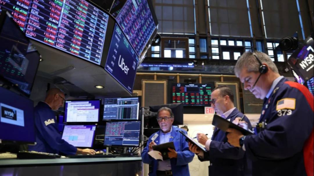 Las bolsas globales operan en rojo ante la disparada del petróleo y sube el riesgo país