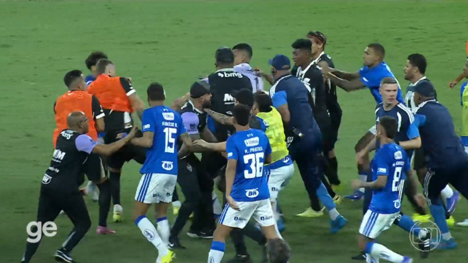 Los golpes más feroces y el récord de expulsados que dejó la batalla campal de Cruzeiro y Atlético Mineiro