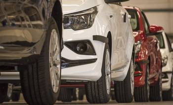 La venta de autos 0km se derrumbó en febrero a nivel mensual e interanual
