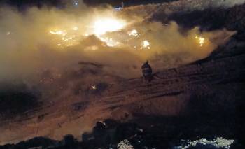 Carmen de Patagones: arduo trabajo de los bomberos para sofocar un incendio en la escombrera