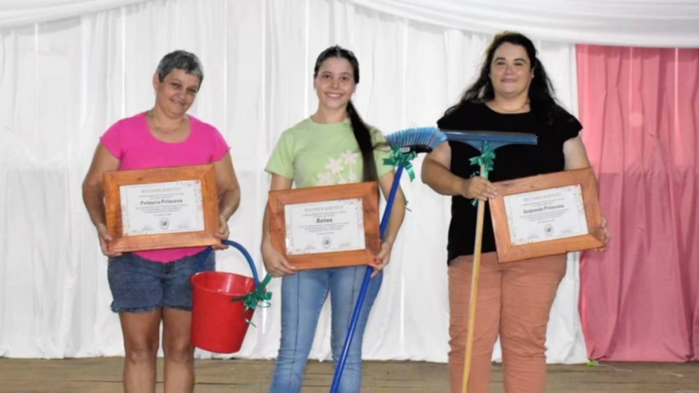 Polémica en Misiones: un municipio regaló baldes, escobas y escurridores por el Día de la Mujer