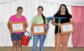 Polémica en Misiones: un municipio regaló baldes, escobas y escurridores por el Día de la Mujer