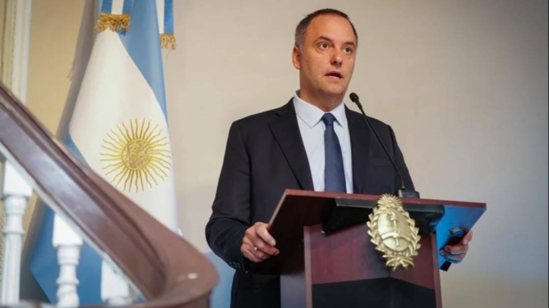 Manuel Adorni acusó al peronismo de convertir el país en “tierra arrasada” 