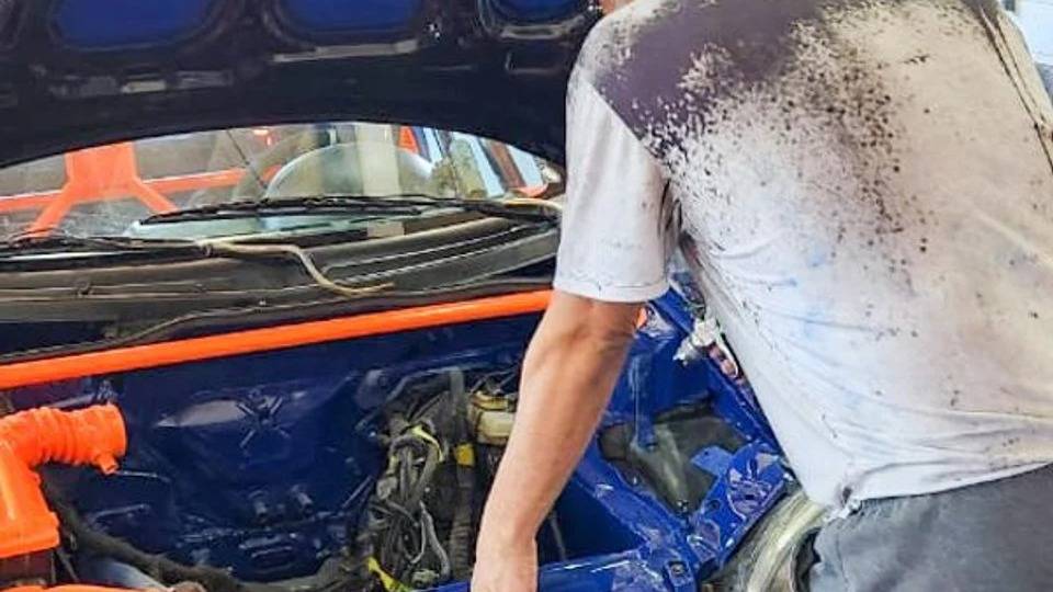 Presos de la cárcel de Saavedra reacondicionaron un auto que compite en el Rally del Sudoeste