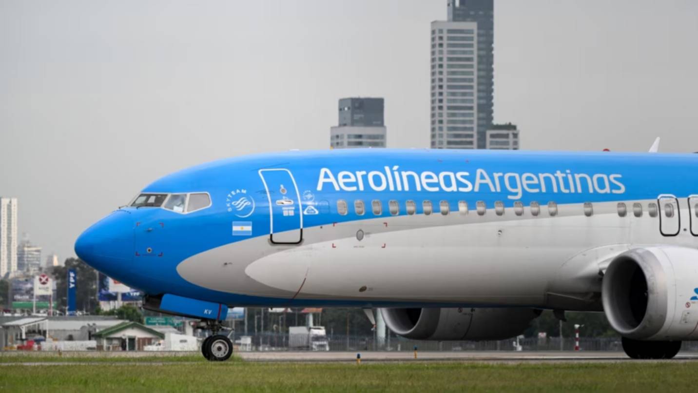 Aerolíneas Argentinas cobrará un cargo extra en los pasajes por la escalada del precio del petróleo