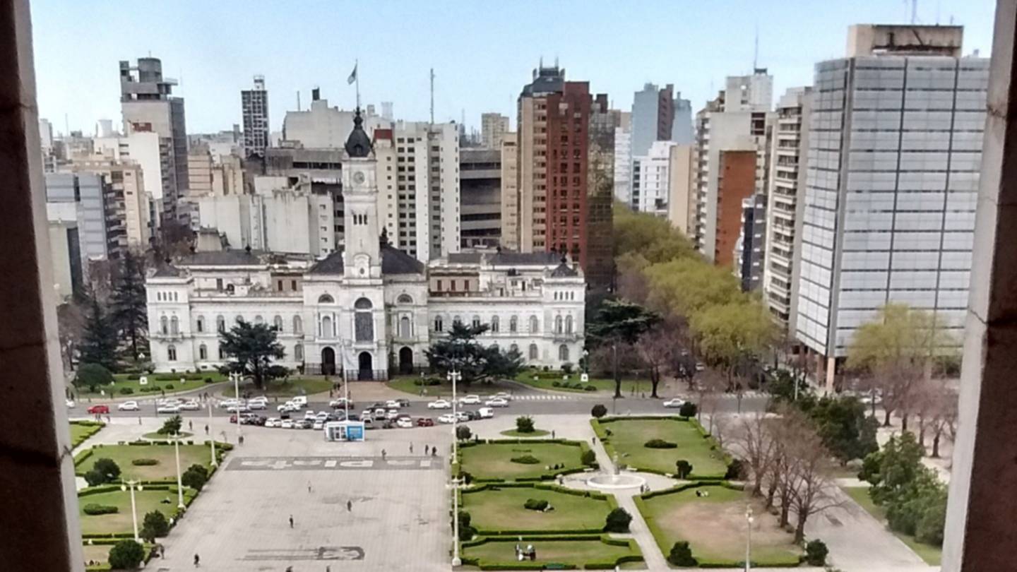 Los inevitables contrastes que cruzan la escena política