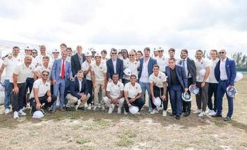 Bahienses en el acto de inicio de obras de un campus deportivo al sur de Miami