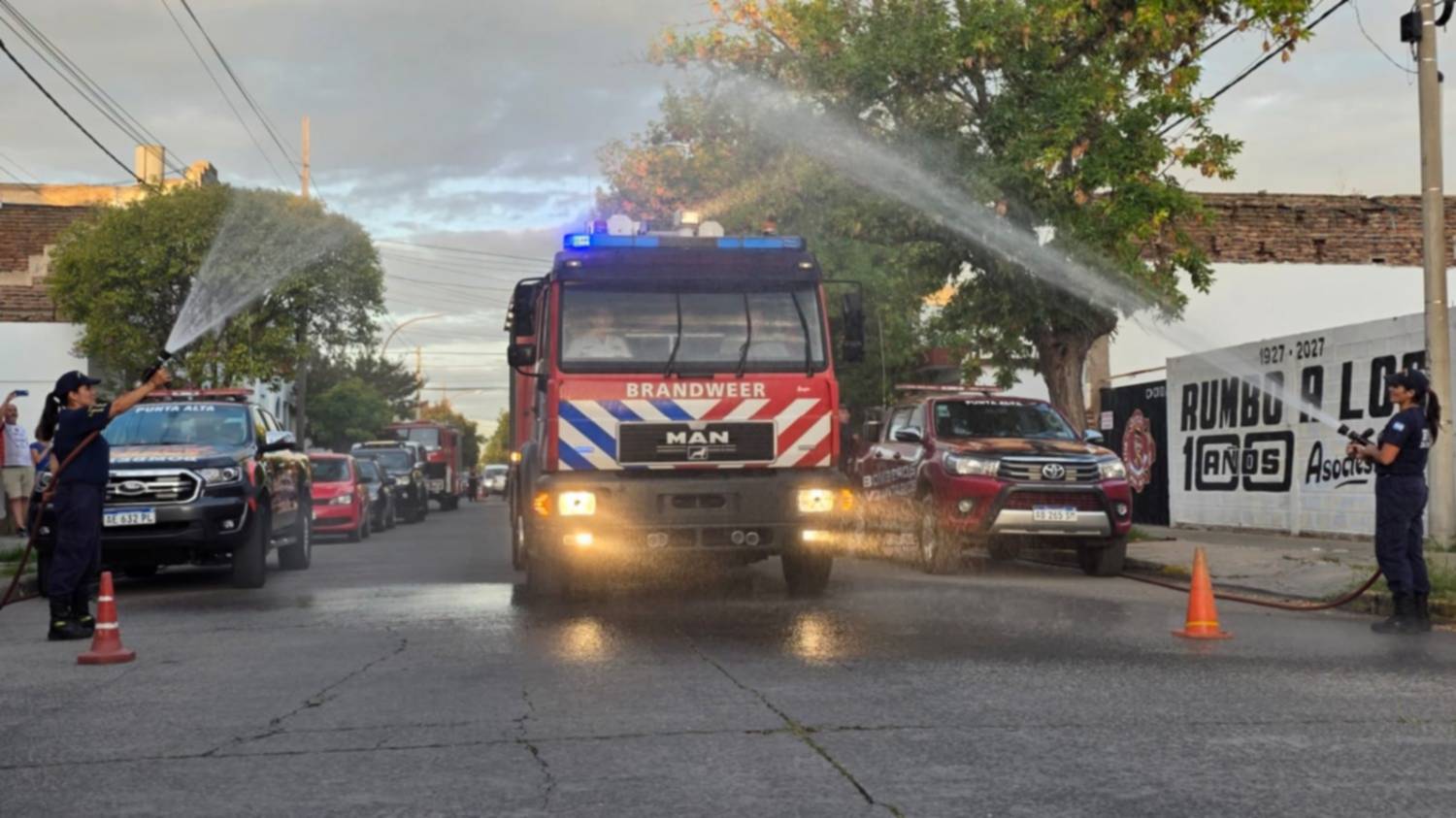 A poco de cumplir sus 99 años, Bomberos sumó una autobomba