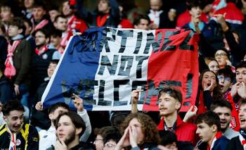 Lluvia de silbidos y una bandera con un fuerte mensaje: el hostil recibimiento al “Dibu” Martínez