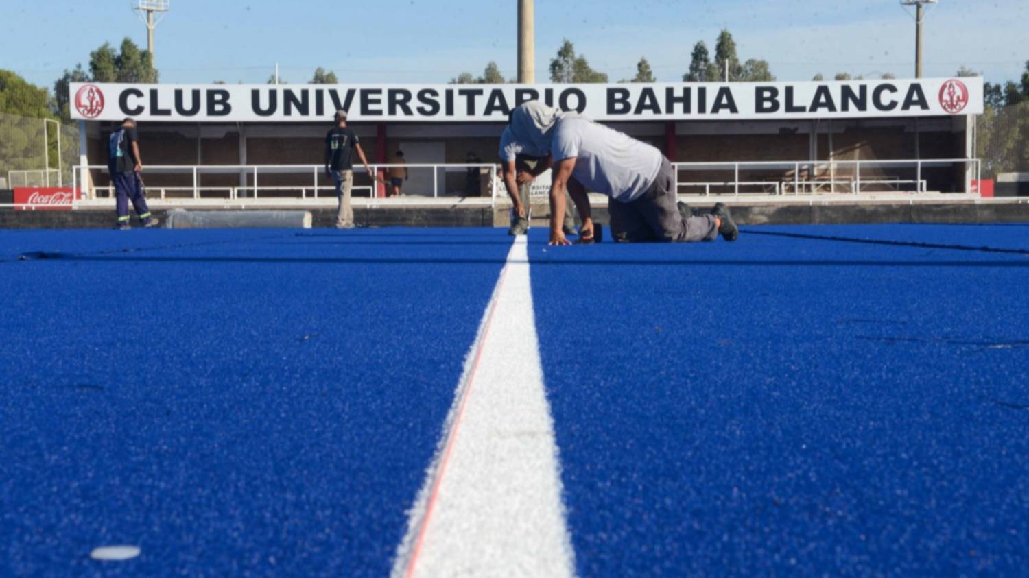Va tomando color: la cancha de agua de Universitario entró en su etapa final