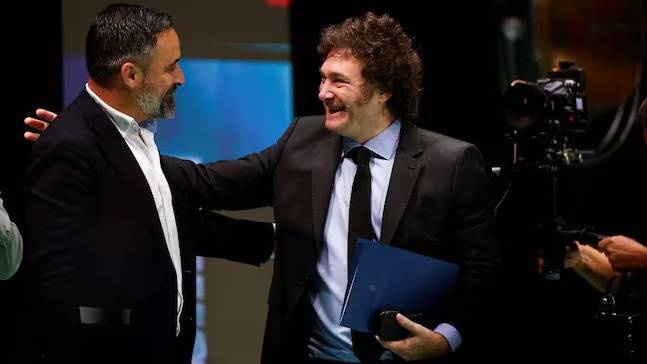 Milei llegó a España para participar de un foro económico y reunirse con referentes liberales