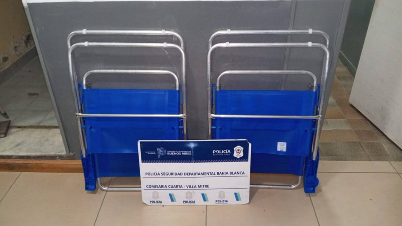 Lo descubrieron cuando escapaba con dos reposeras