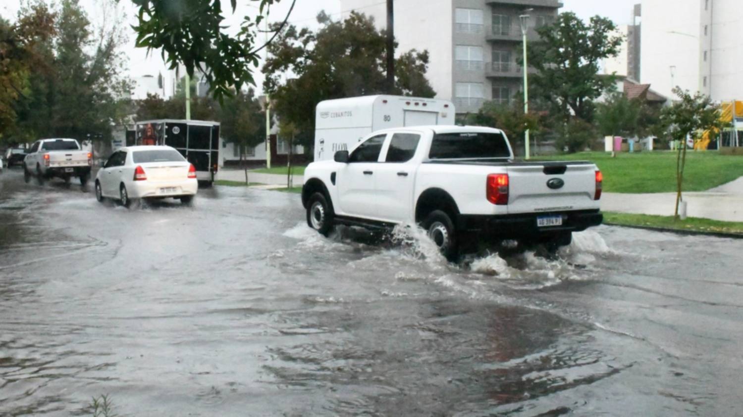 La lluvia empezó a generar inconvenientes en distintos puntos de Bahía