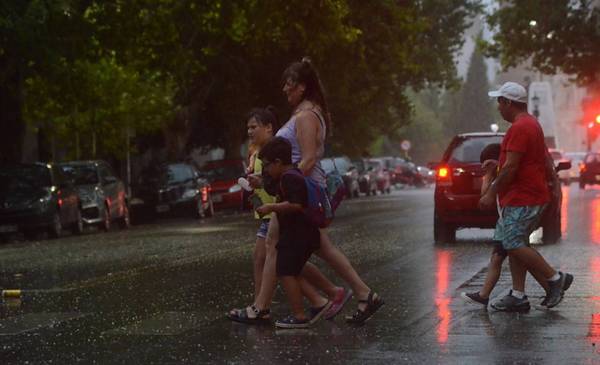 Emiten una alerta amarilla por tormentas en Bahía Blanca y naranja en ...