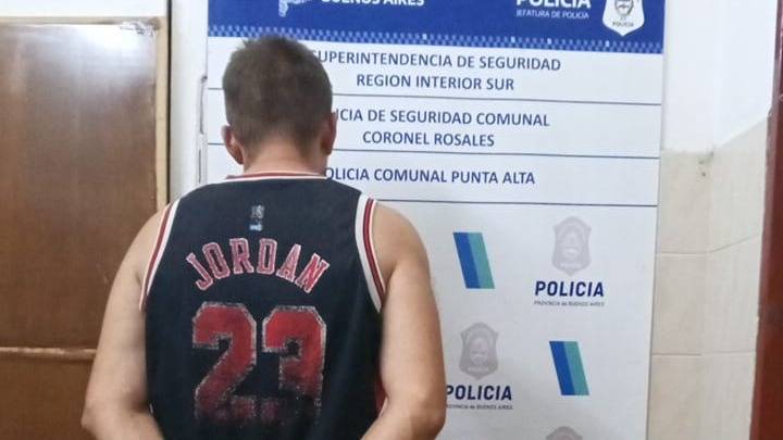 Lo detuvieron por amenazar a su madre, golpear a su hermano y provocar daños