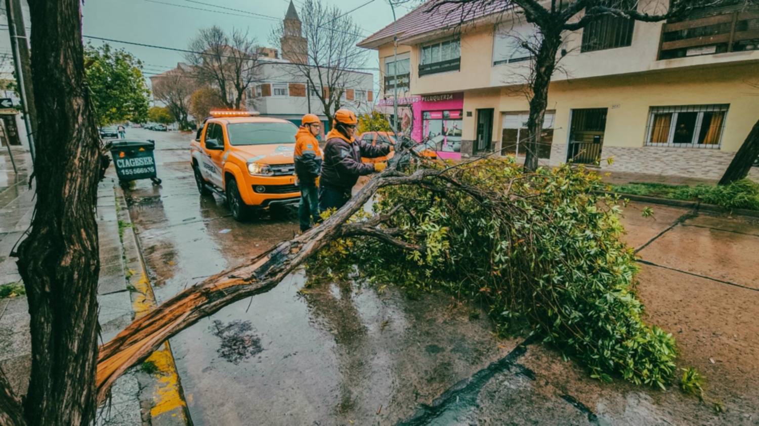 Mar del Plata suspendió las clases de este martes a la mañana por la alerta naranja
