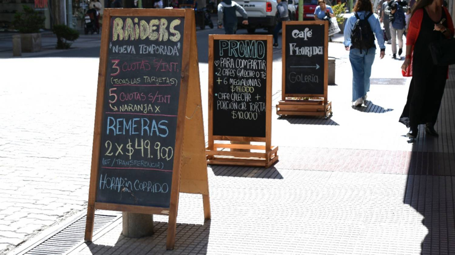 El consumo volvió a caer en febrero, pero subió 1.1 con respecto a enero