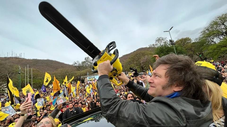 El Gobierno mantuvo el superávit fiscal en febrero mediante recortes en 13 áreas del gasto público