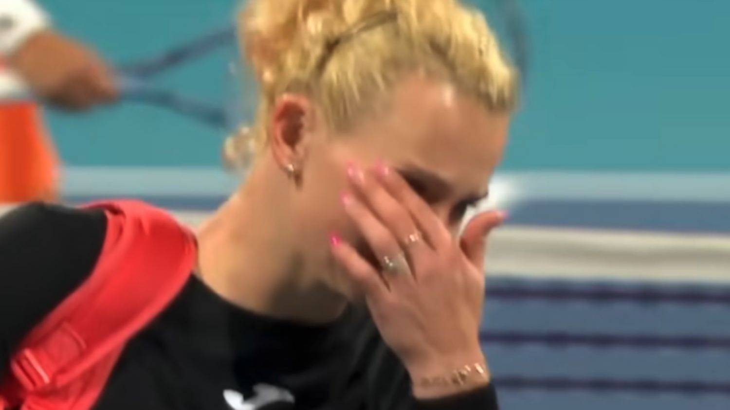 Momento insólito en el que una estrella del tenis abandona la cancha entre lágrimas