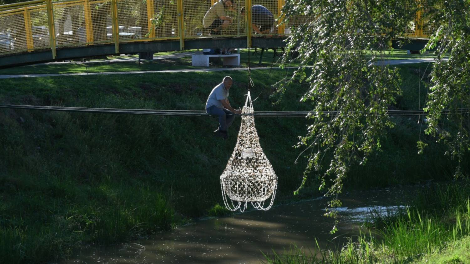 La historia de la lámpara colgante que luego de la inundación, volvió a brillar