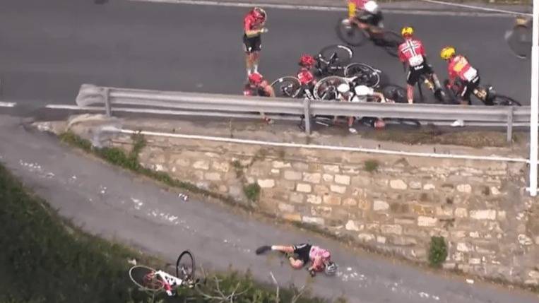 Durísimo accidente en la carrera Milán-San Remo de ciclismo femenino