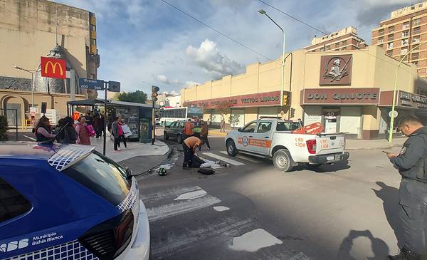 Chocaron un auto y una moto en el microcentro - La Nueva